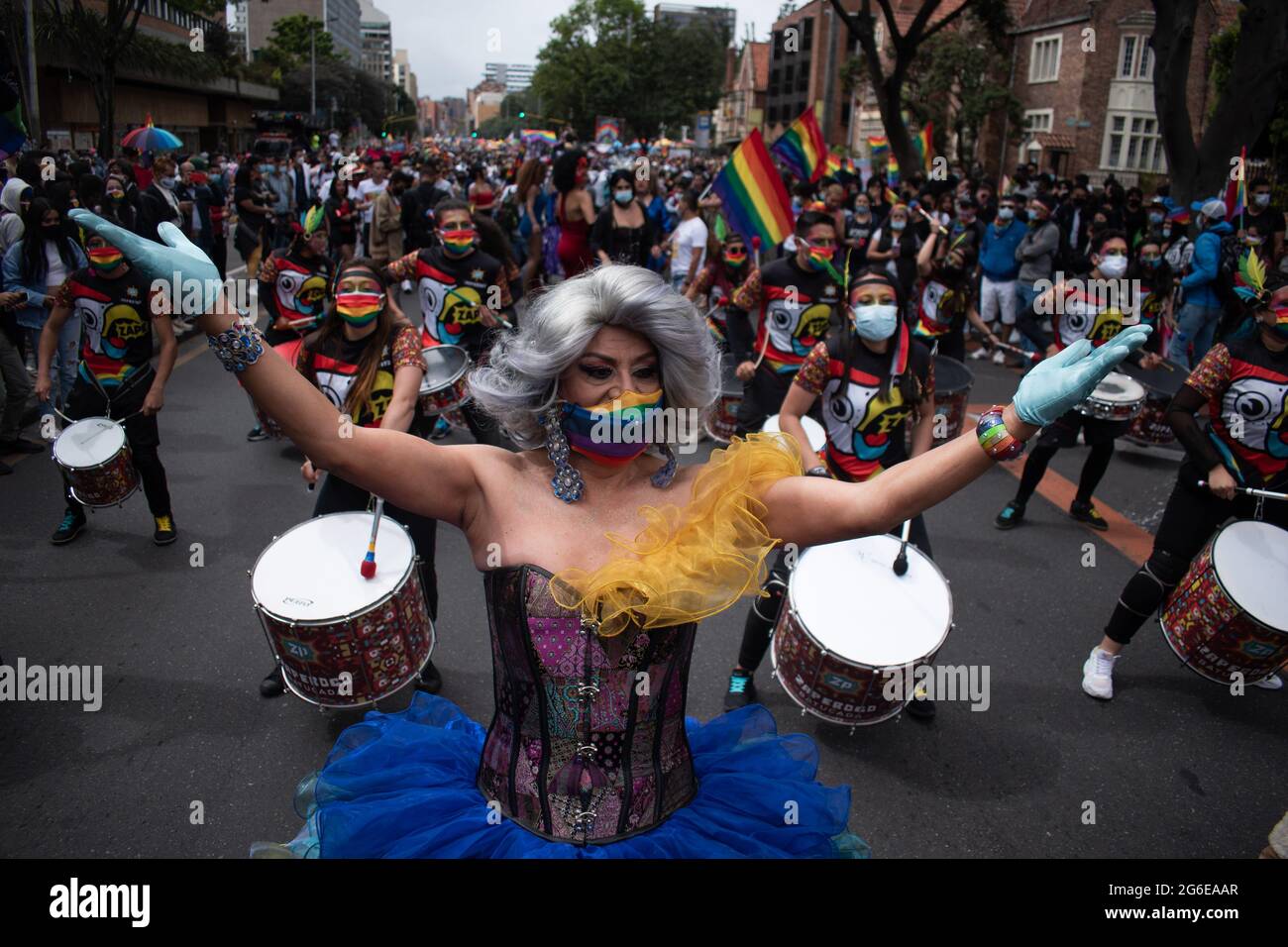 Cali, Kolumbien. Juli 2021. Der Protestler trägt ein Kleid in den Farben der Flagge der LGBTQ-Gemeinschaft und hebt seine Arme, während sich Tausende von Menschen am 4. Juli 2021 in Bogota, Kolumbien, zum Gay Pride Day treffen. Kredit: Long Visual Press/Alamy Live Nachrichten Stockfoto