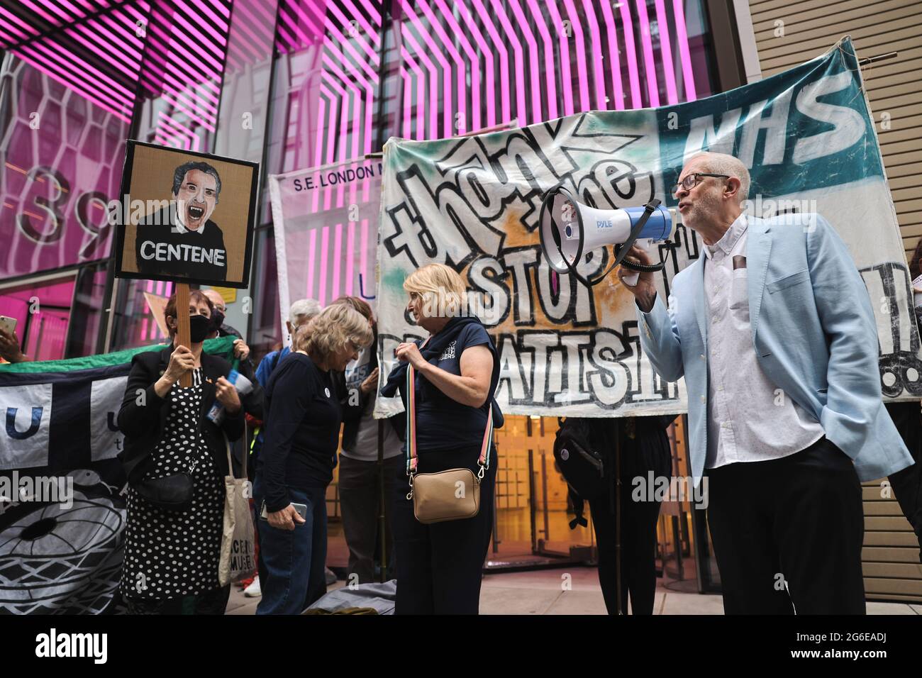 London, Großbritannien. Juli 2021. Jeremy Corbyn nimmt an den NHS-Arbeitern Teil und zeigt Unterstützung, indem er während der Demonstration Reden hält. Eine Gruppe von NHS-Unterstützern versammelten sich vor dem Ministerium für Gesundheit und Soziales beim 73. Jahrestag des NHS, um gegen die Strategien der Regierung zu protestieren, den Gesundheitsdienst im Vereinigten Königreich zu privatisieren. Jeremy Corbyn hatte den Anschein, den NHS-Dienst zu unterstützen. (Foto von Hesther Ng/SOPA Images/Sipa USA) Quelle: SIPA USA/Alamy Live News Stockfoto
