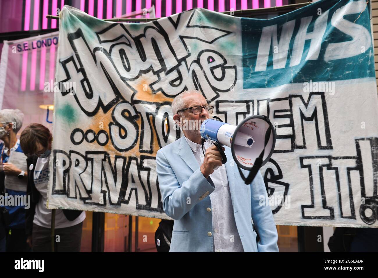 London, Großbritannien. Juli 2021. Jeremy Corbyn nimmt an den NHS-Arbeitern Teil und zeigt Unterstützung, indem er während der Demonstration Reden hält. Eine Gruppe von NHS-Unterstützern versammelten sich vor dem Ministerium für Gesundheit und Soziales beim 73. Jahrestag des NHS, um gegen die Strategien der Regierung zu protestieren, den Gesundheitsdienst im Vereinigten Königreich zu privatisieren. Jeremy Corbyn hatte den Anschein, den NHS-Dienst zu unterstützen. (Foto von Hesther Ng/SOPA Images/Sipa USA) Quelle: SIPA USA/Alamy Live News Stockfoto
