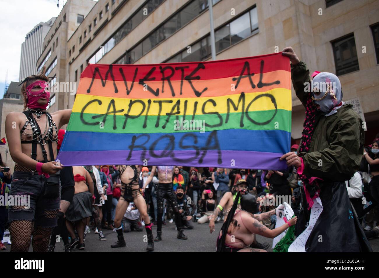 Cali, Kolumbien. 4. Juli 2021. Demonstranten treten gegen den Gay Pride Day auf, während sich Tausende von Menschen am 4. Juli 2021 in Bogota, Kolumbien, zum Gay Pride Day treffen. Kredit: Long Visual Press/Alamy Live Nachrichten Stockfoto