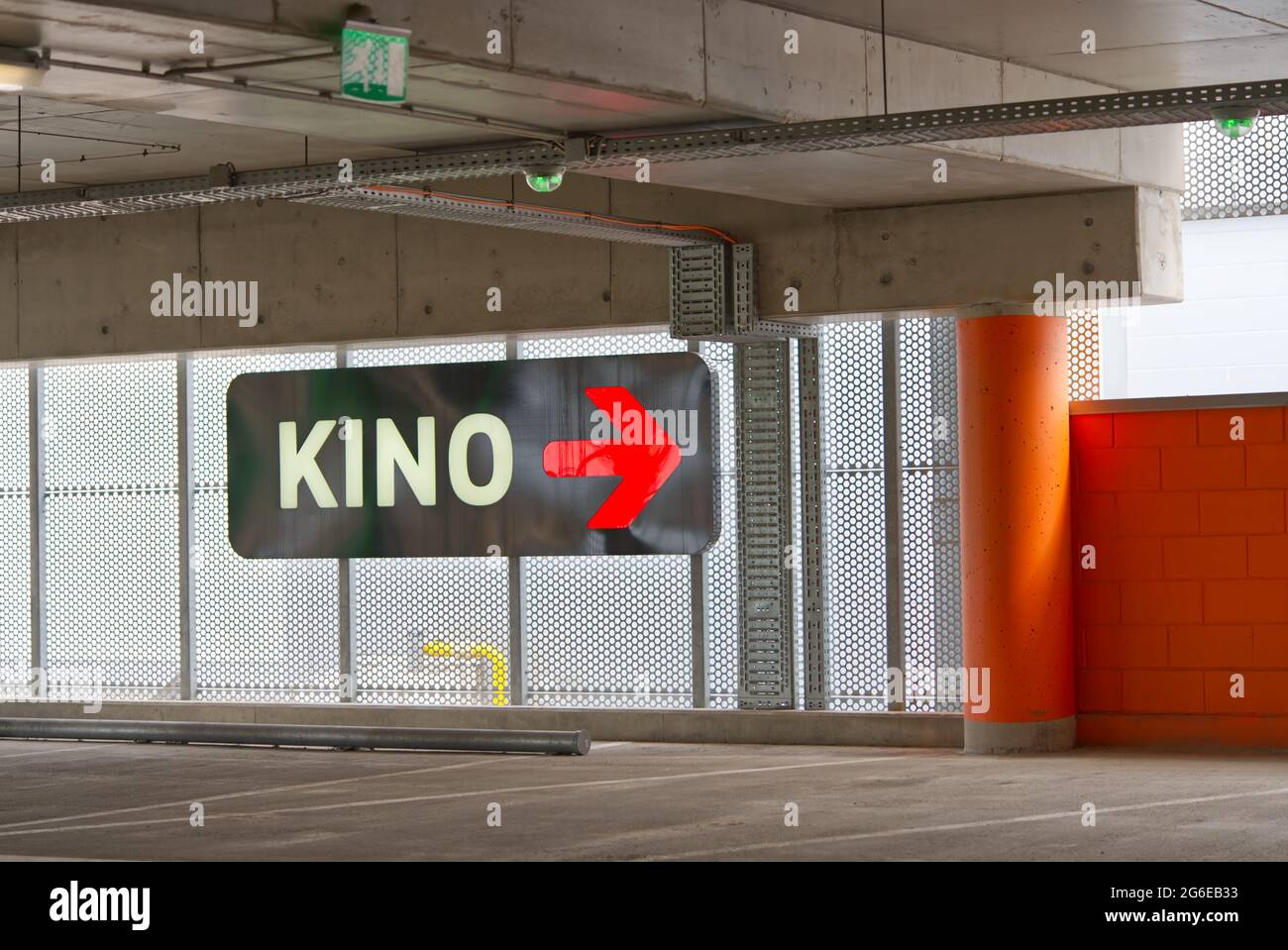 Kino Schild auf Parkplatz im estnischen Einkaufszentrum. Stockfoto