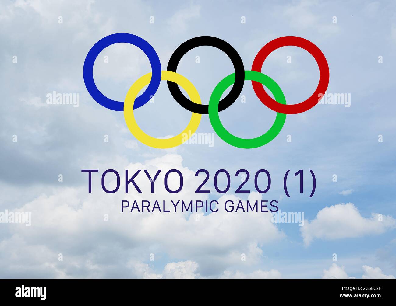 Udine, Italien, Juli 2021. Das Konzept der Verwirrung, die durch die Beibehaltung des Jahres 2020 im Symbol der Olympischen Spiele in Tokio, die statt dessen stattfinden, geschaffen wurde Stockfoto