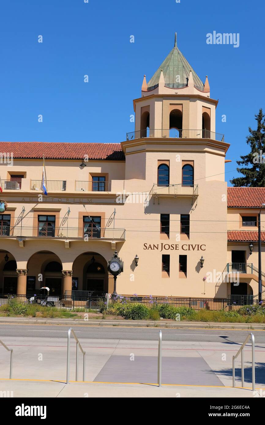 Außenansicht des San Jose Civic in der Innenstadt von San Jose, Kalifornien; eröffnet 1936 und früher bekannt als City National Civic. Stockfoto