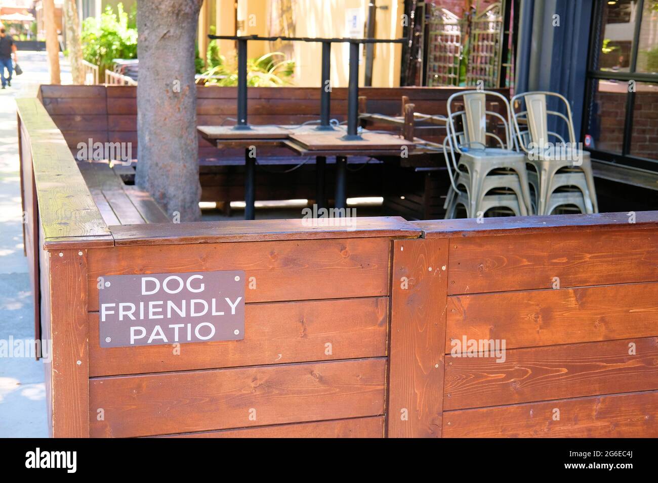 Schilder, die Restaurantgäste der hundefreundlichen Terrasse informieren, die für Gäste verfügbar ist, die mit einem Hund reisen oder sie besuchen; San Jose, Kalifornien, USA. Stockfoto