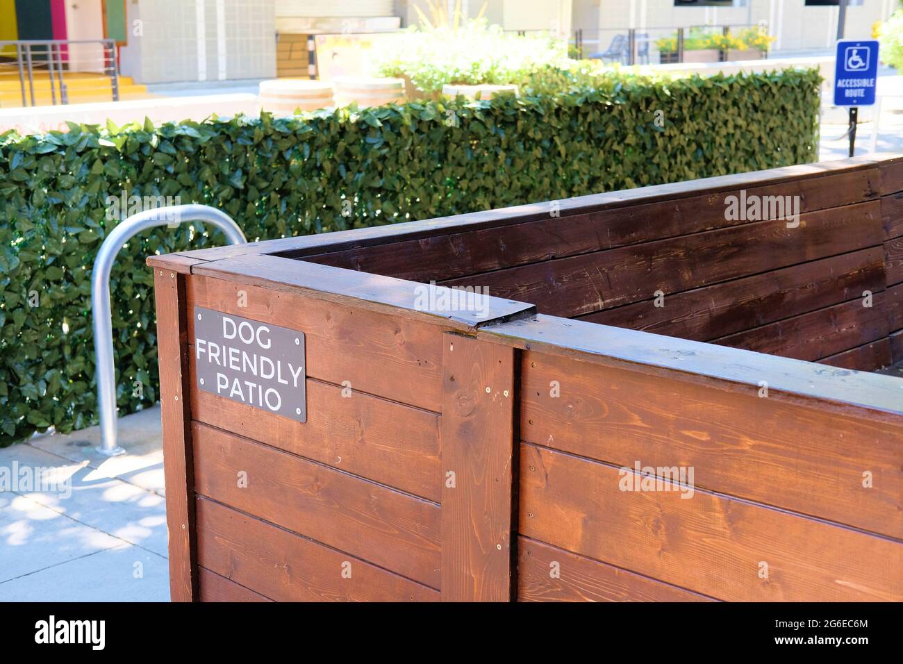 Schilder, die Restaurantgäste der hundefreundlichen Terrasse informieren, die für Gäste verfügbar ist, die mit einem Hund reisen oder sie besuchen; San Jose, Kalifornien, USA. Stockfoto