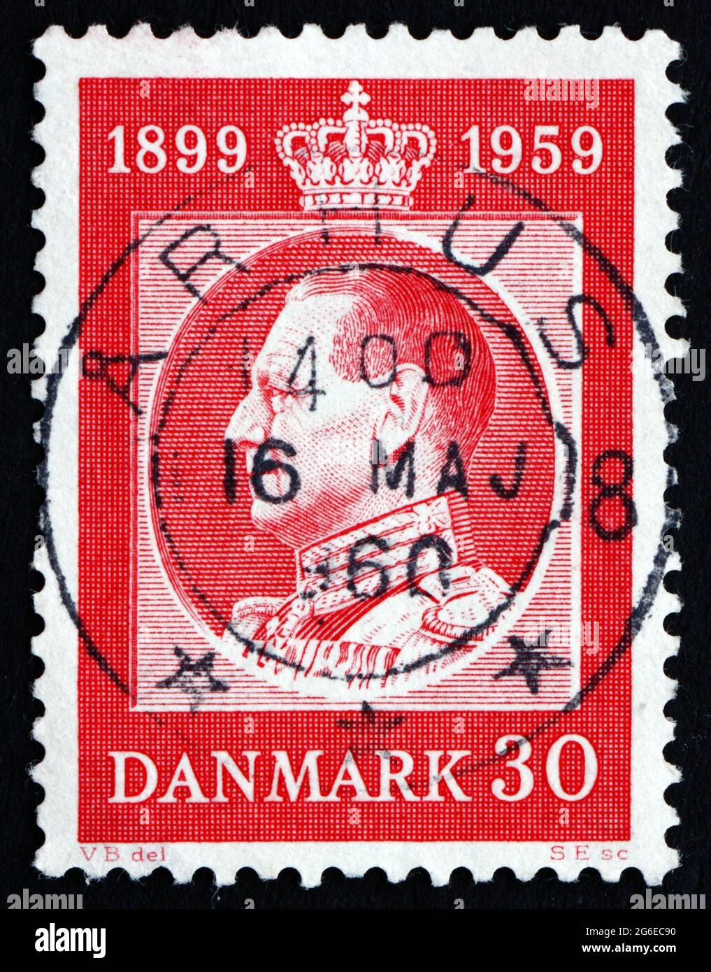 DÄNEMARK - UM 1959: Eine in Dänemark gedruckte Briefmarke zeigt König Frederik IX., König von Dänemark, um 1959 Stockfoto