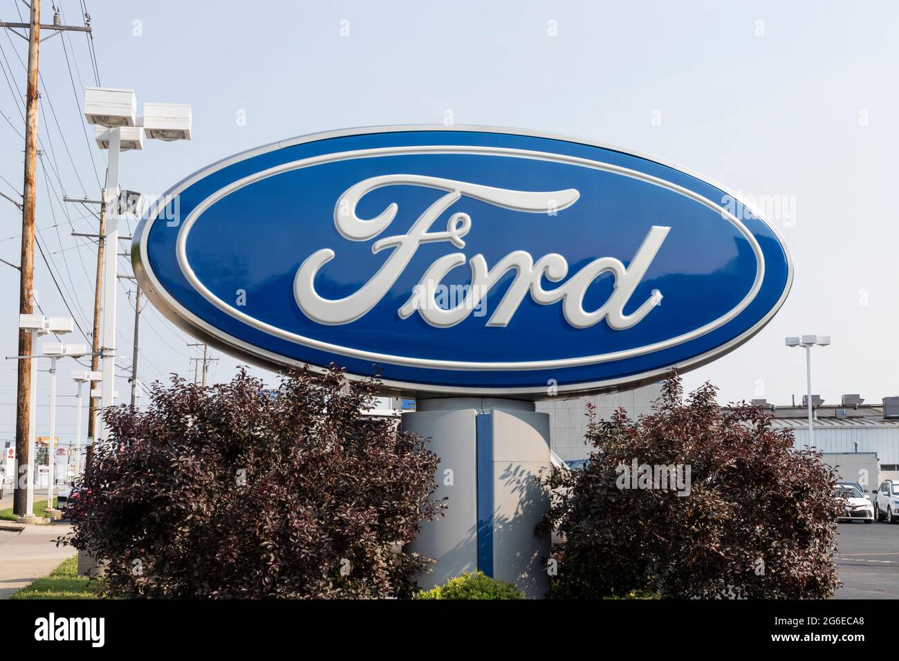 Cincinnati - ca. Juli 2021: Ford Motor Company Logo. Ford fertigt die Mustang, Escape, Explorer und die meistverkauften F-150 und F-Series Lastwagen. Stockfoto