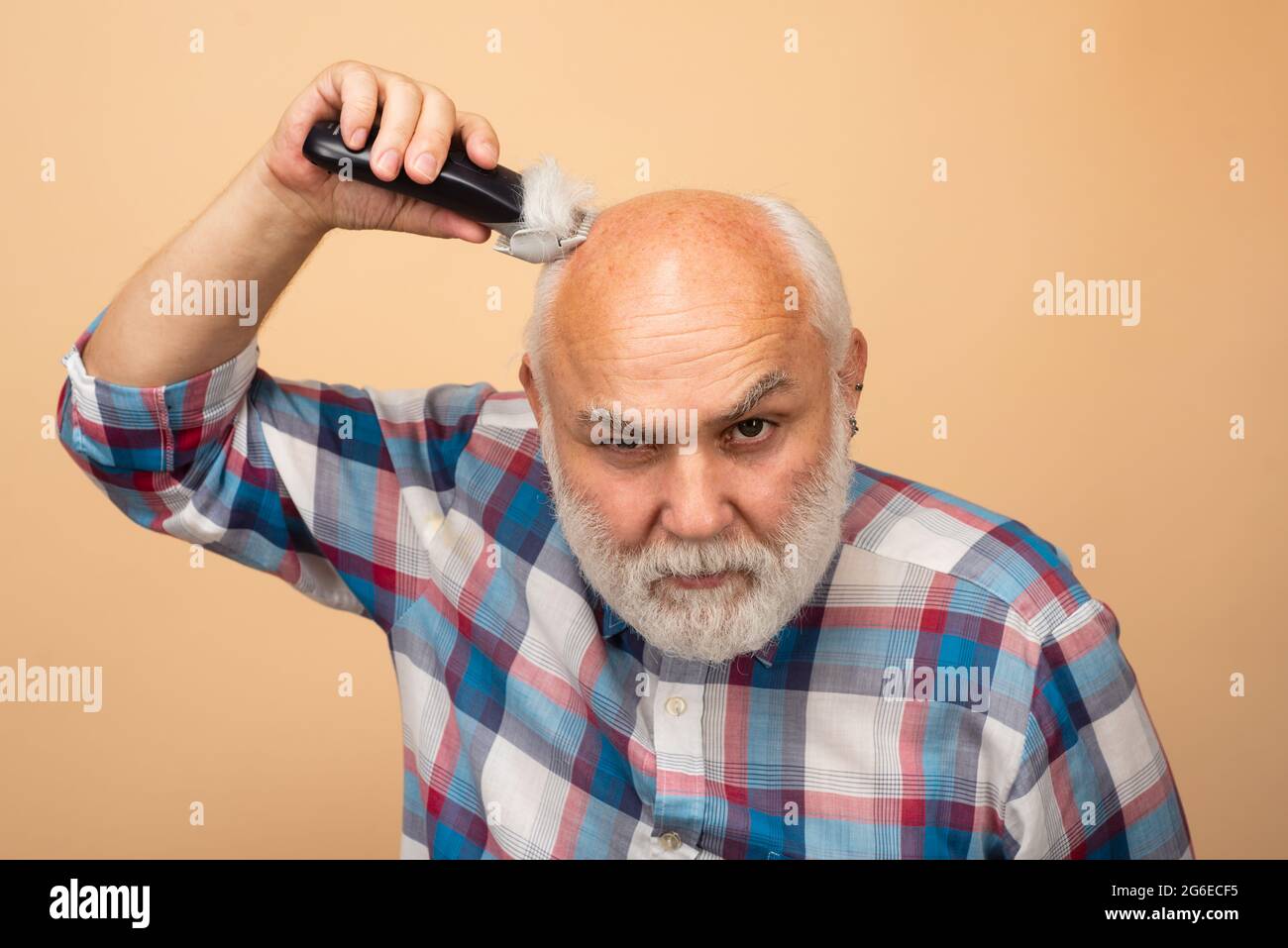 Haarbehandlung für alte Männer. Graue Haarschnitte für Männer. Glatze Mann  Haarschneider, Reife Kahlheit und Haarausfall Konzept Stockfotografie -  Alamy