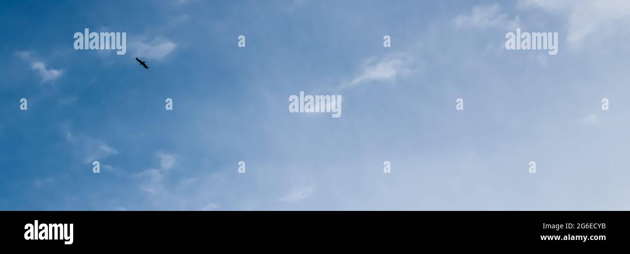 Verträumter, surrealer Himmel und Wolken als abstrakter Naturhintergrund, spirituelles Design und Religionskonzept Stockfoto