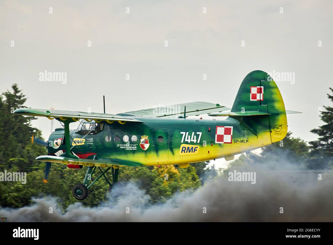 AN-2 Flugzeug bei der Landung auf der VIII Internationalen Fliegerfest-Ausstellung 2021 in Piotrków Trybunalski Stockfoto