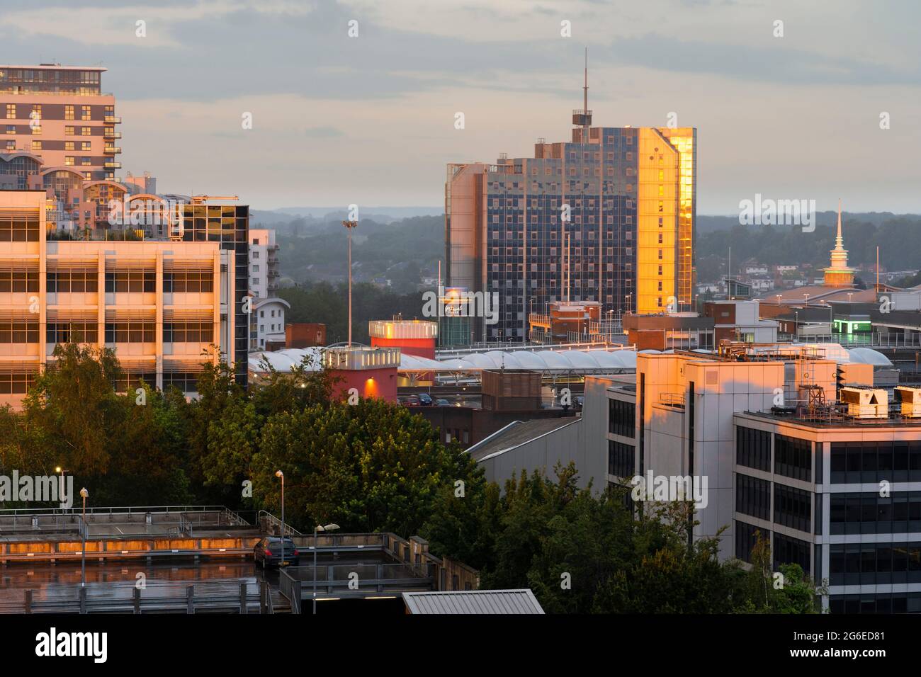 Die untergehende Sonne dreht die Fenster des Churchill Place, einem Hochhaus, das Ende Juni tief orange ist. Basingstoke, Großbritannien Stockfoto