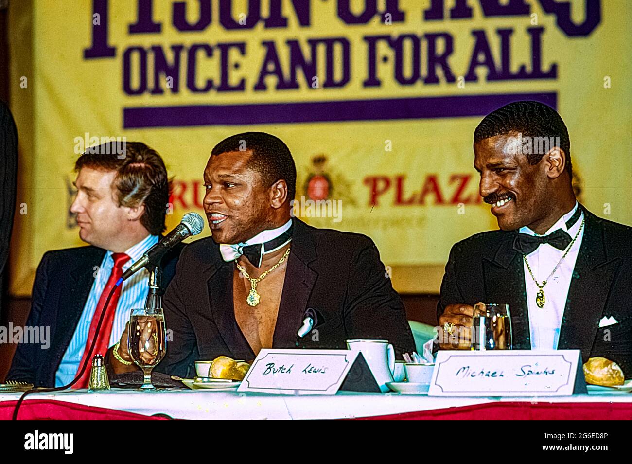 Donald Trump, Butch Lewis und Michael Sprinks bei der Pressekonferenz, um den Kampf 1988 mit Mike Tyson gegen Michael Spinks anzukündigen. Stockfoto