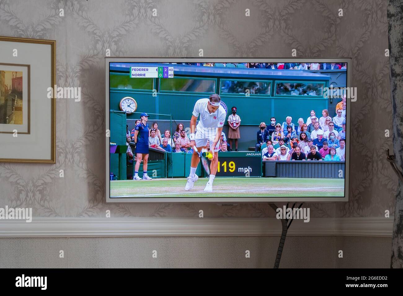 BBC-Berichterstattung über Wimbledon 2021 auf einem Flachbildfernseher an einer Wand in einer Lounge in einem Haus in England. Das angezeigte Spiel ist Federer vs Norrie. Juli 2021 Stockfoto
