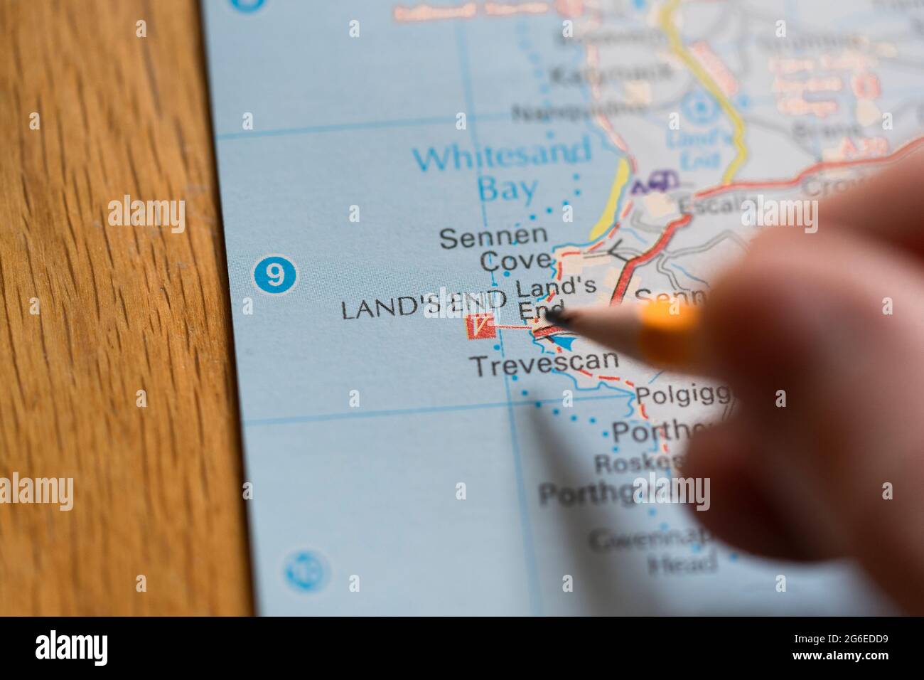 Eine Makroansicht einer Seite in einem gedruckten Roadmap-Atlas mit einem Bleistift, der auf Land's End in England, Großbritanniens südwestlichster Punkt, zeigt Stockfoto