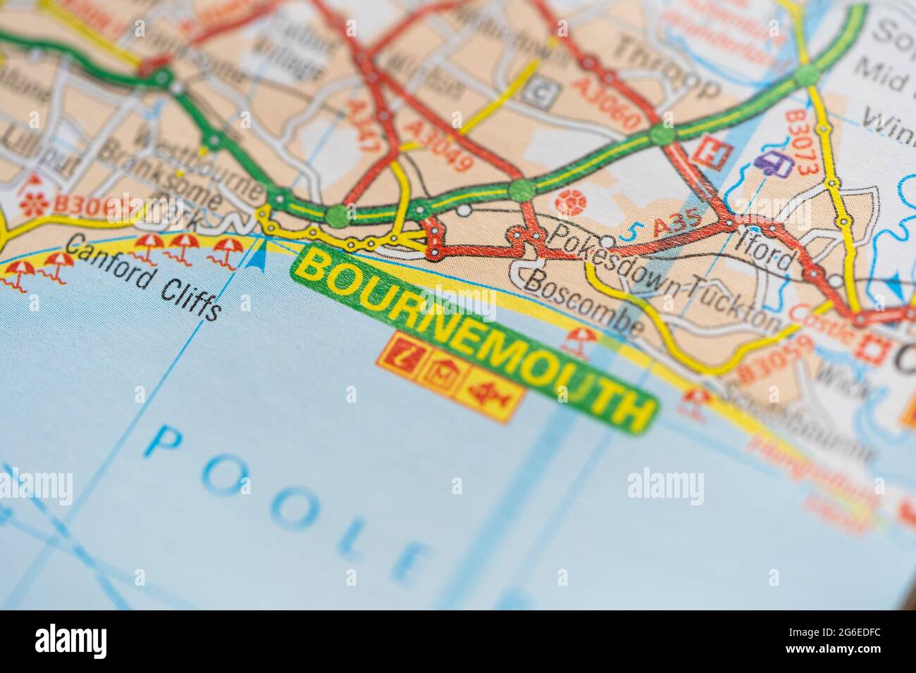 Eine Makroansicht einer Seite in einem gedruckten Roadmap-Atlas, der die Küstenstadt Bournemouth in England zeigt Stockfoto
