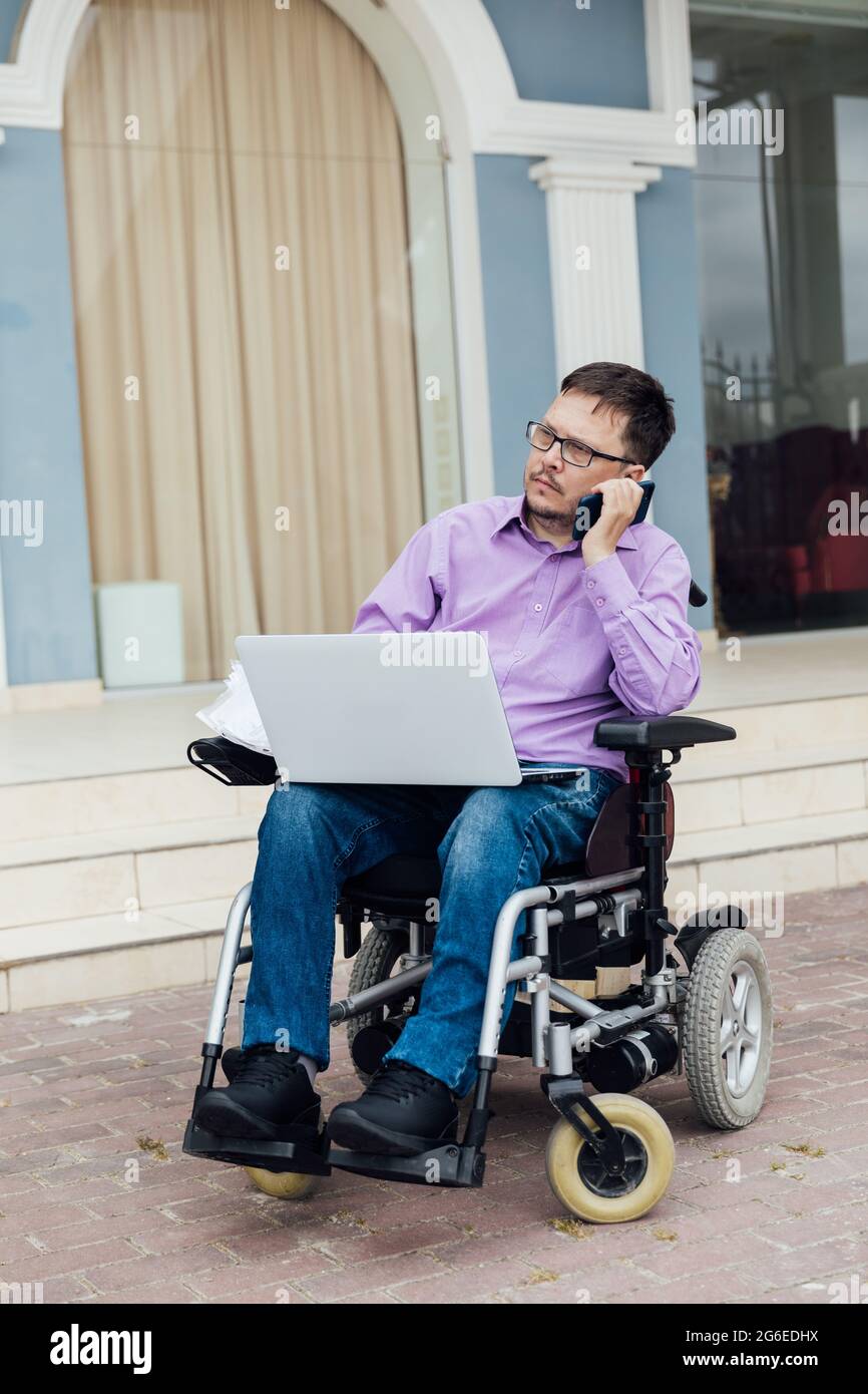 Mann mit Rollstuhl behindert arbeiten Geschäft online Stockfoto