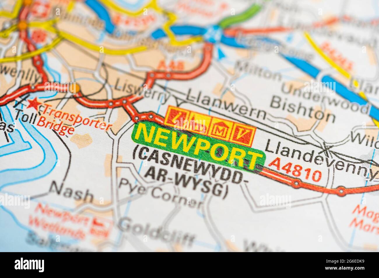 Makro-Nahaufnahme einer Seite in einem gedruckten Straßenkarte-Atlas mit der walisischen Stadt Newport (Casnewydd) Stockfoto