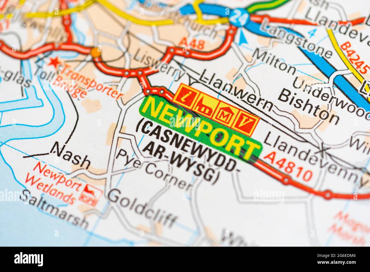 Makro-Nahaufnahme einer Seite in einem gedruckten Straßenkarte-Atlas mit der walisischen Stadt Newport (Casnewydd) Stockfoto