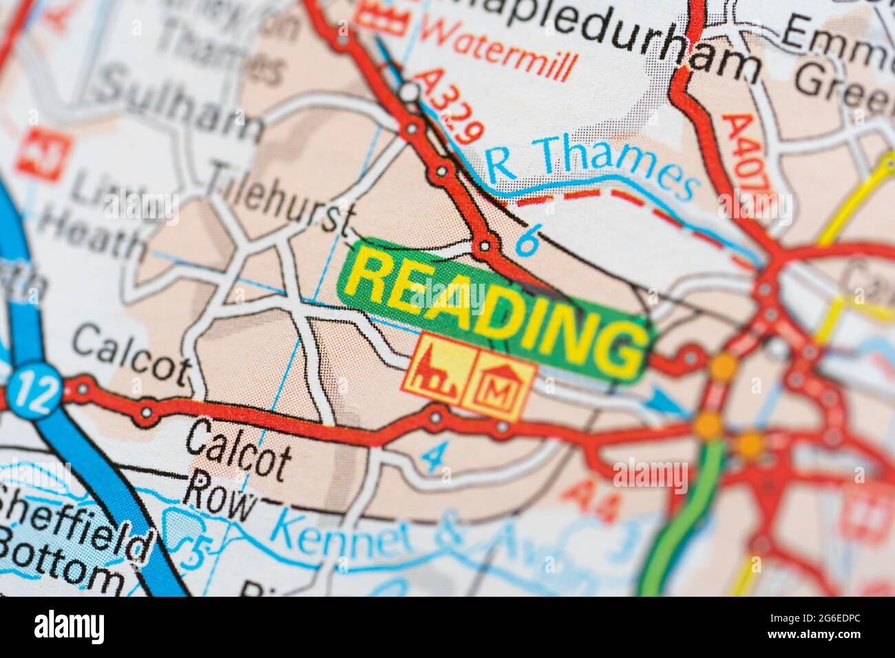 Eine Makroaufnahme einer Seite in einem gedruckten Roadmap-Atlas, der die Stadt Reading in der Grafschaft von Bekshire, England, zeigt Stockfoto