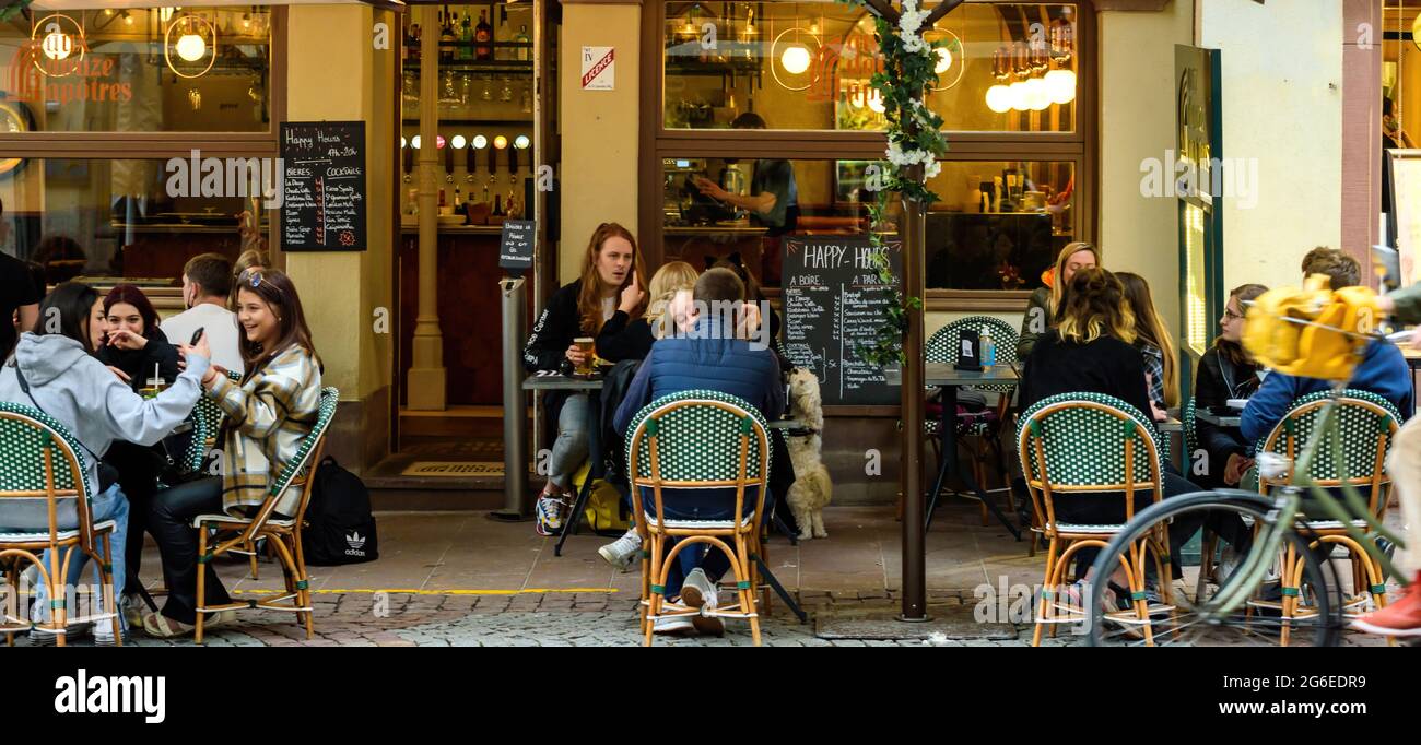 Die Leute essen schließlich draußen im zentralen Bezirk, während die Bars und Restaurants wieder geöffnet werden Stockfoto