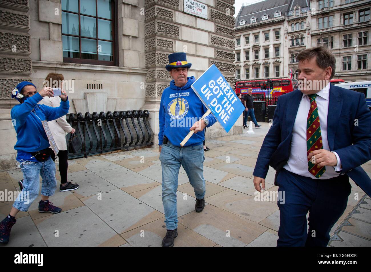Steve Bray, Anti-Brexit-Protestler nach Andrew Bridgen, Abgeordneter von North West Leicester in Whitehall, London, Großbritannien, 5,7,2021 Stockfoto