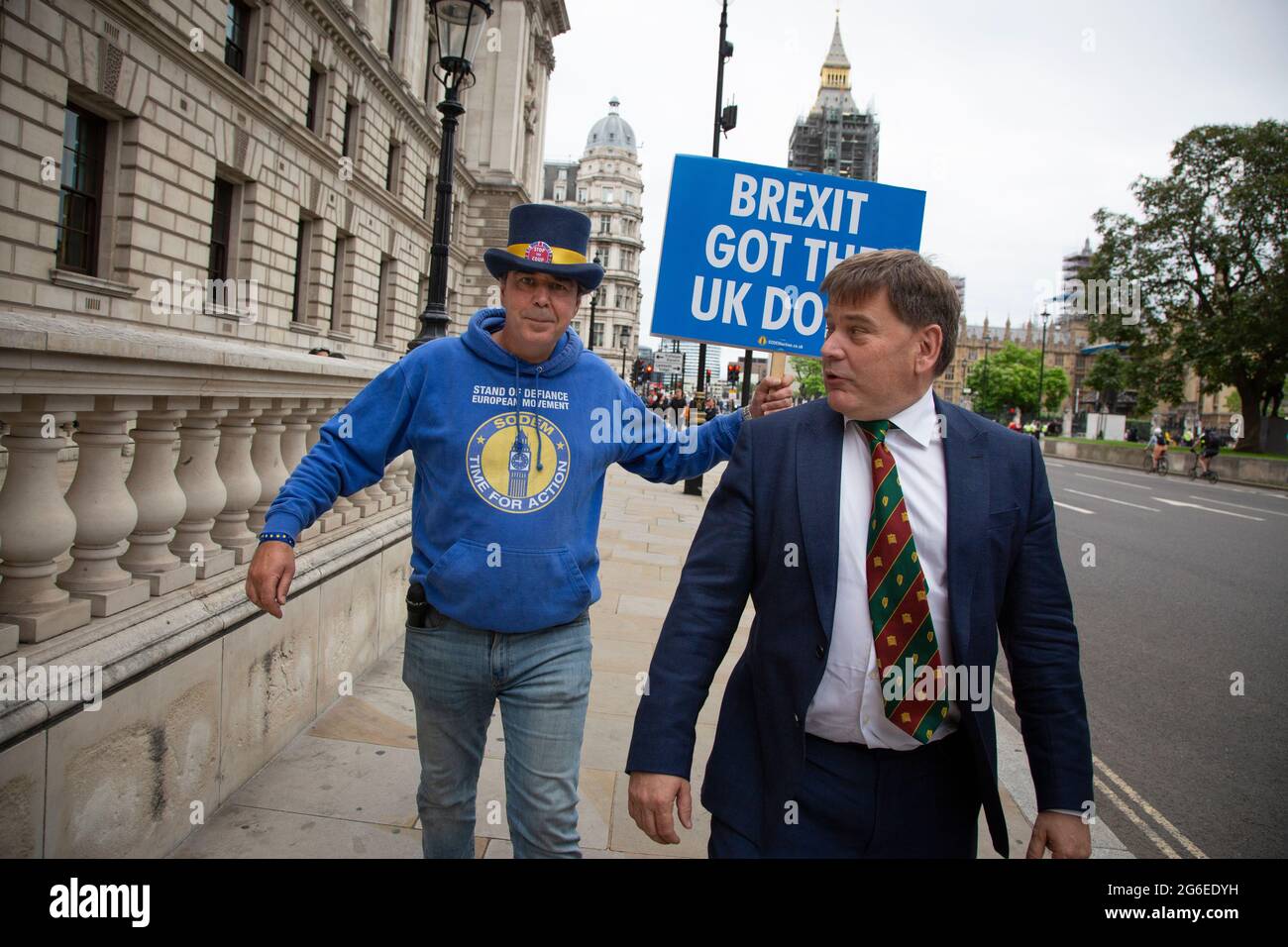 Steve Bray, Anti-Brexit-Protestler nach Andrew Bridgen, Abgeordneter von North West Leicester in Whitehall, London, Großbritannien, 5,7,2021 Stockfoto