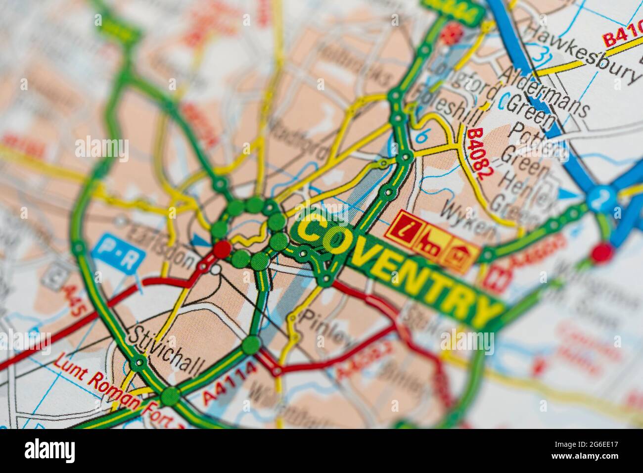 Eine Makroansicht einer Seite in einem gedruckten Straßenkarte-Atlas, der die Stadt Coventry in England zeigt Stockfoto