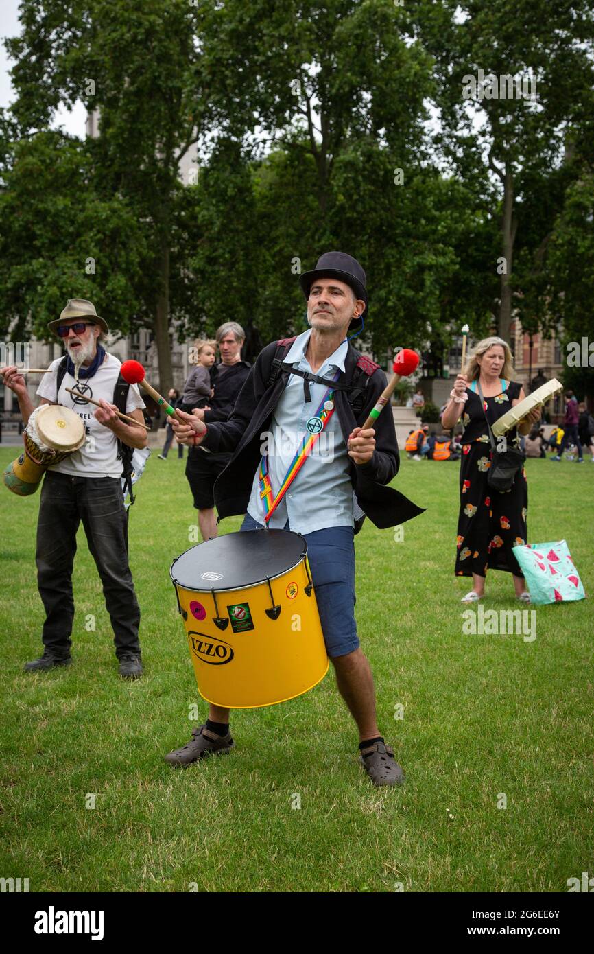 Ein Protestler, der bei einem Protest auf dem Parliament Square, London, 5.7.2021, die Trommel spielt Stockfoto