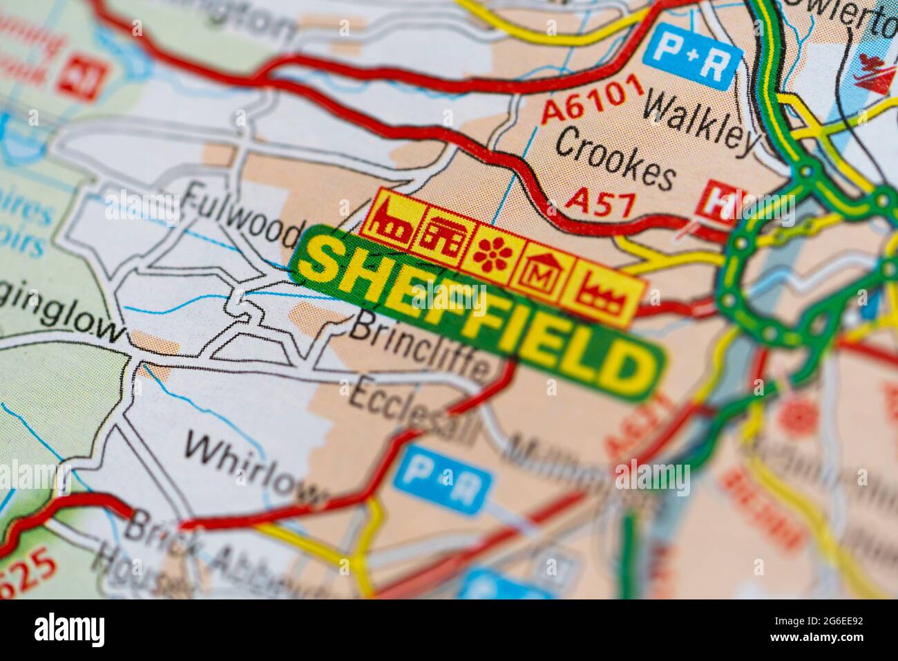 Makro-Nahaufnahme einer Seite in einem gedruckten Straßenkarte-Atlas mit der Stadt Sheffield, England Stockfoto