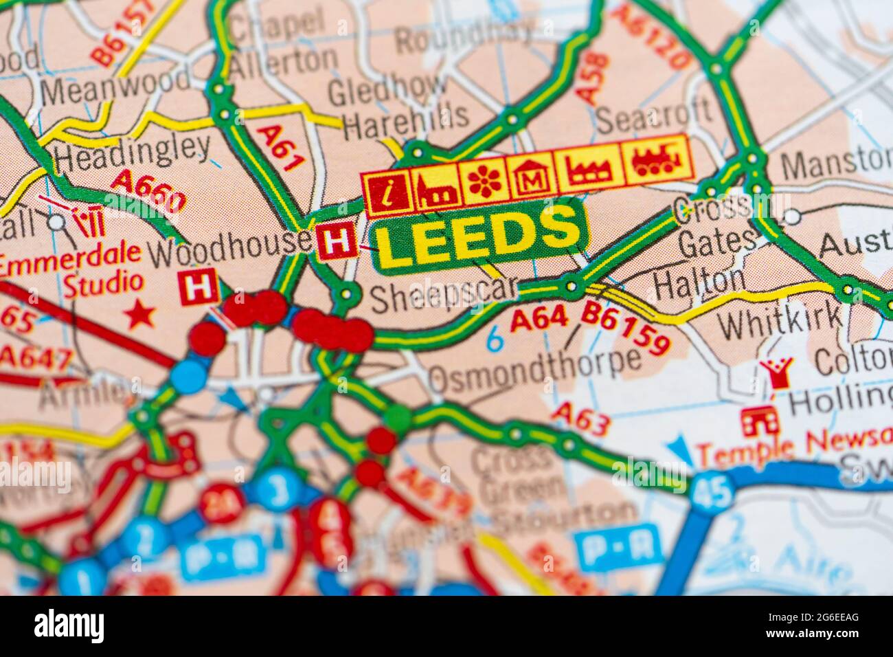 Eine Makroansicht einer Seite in einem gedruckten Straßenkarte-Atlas mit der Stadt Leeds, England Stockfoto