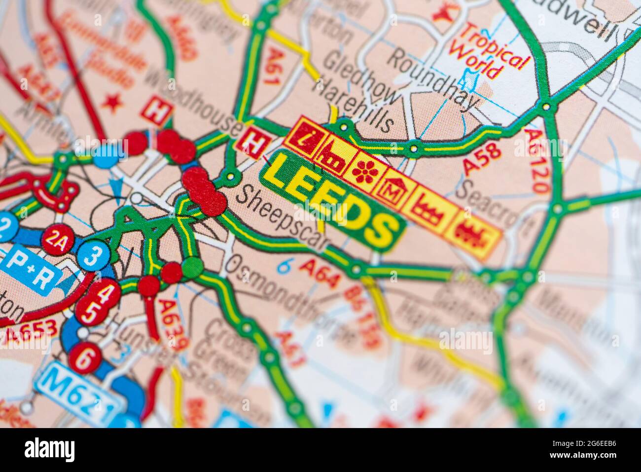 Eine Makroaufnahme einer Seite in einem gedruckten Roadmap-Atlas, der die Stadt Leeds in der Grafschaft West Yorkshire, England, zeigt Stockfoto