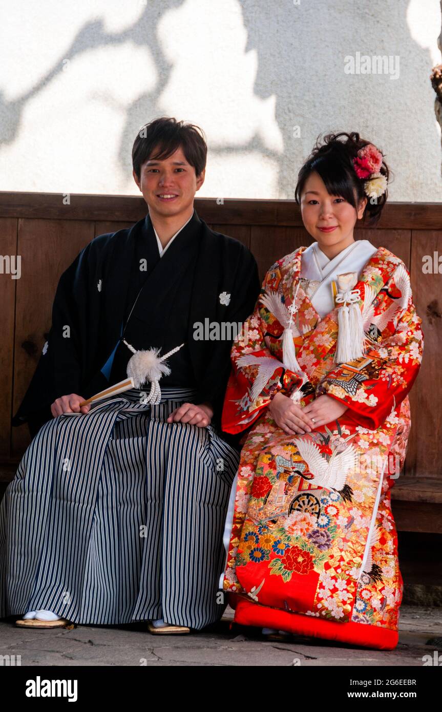 Der von Bräuten getragene, brokadierte Kimono wird Uchikake genannt und wird als Mantel über dem eigentlichen Kimono in Tokio, Japan, getragen. Stockfoto