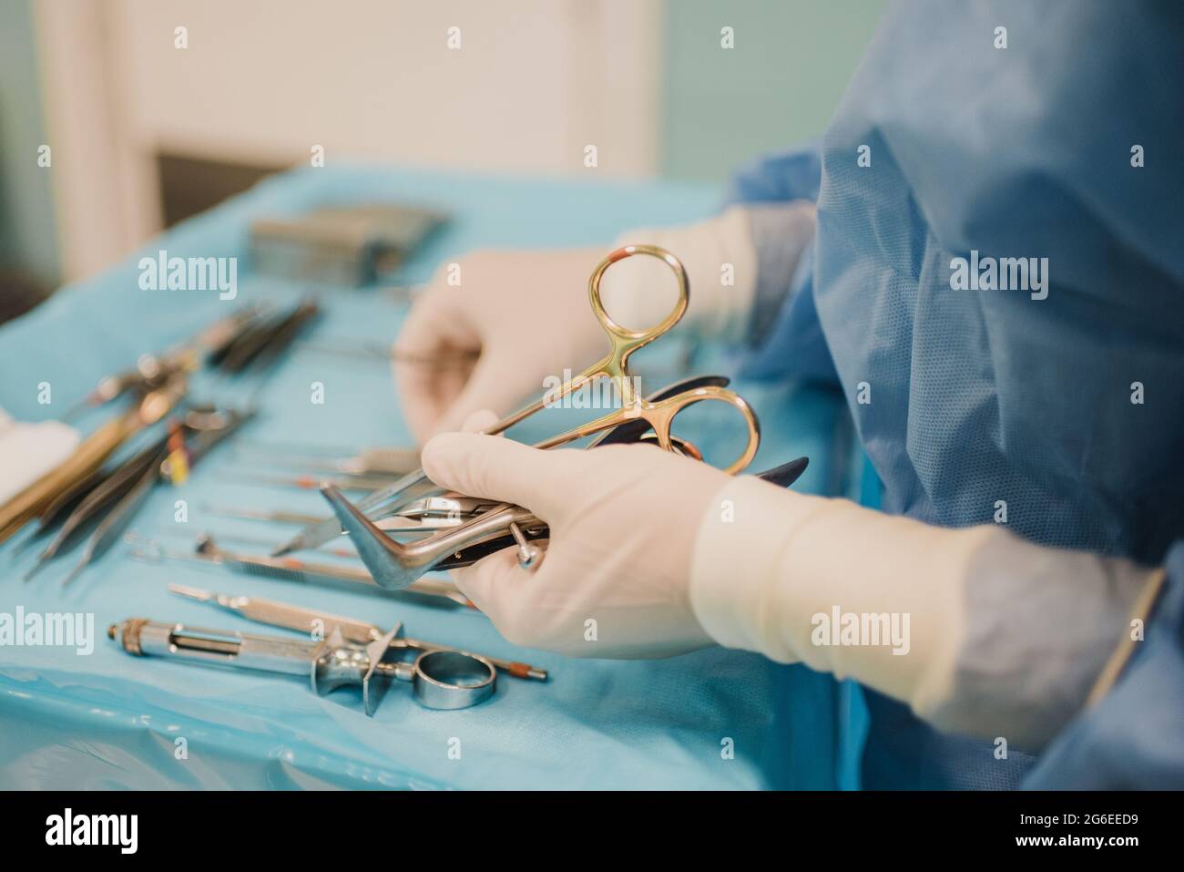 Krankenschwester Arzt Vorbereitung der chirurgischen Ausrüstung für den Betrieb in der Notaufnahme - Fokus auf Hand halten Schere Stockfoto