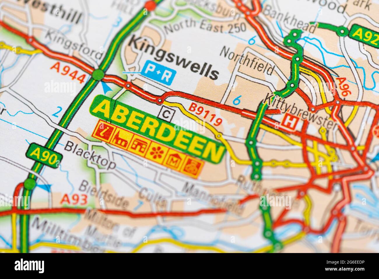 Eine Makroansicht einer Seite in einem gedruckten Roadmap-Atlas, der die schottische Stadt Aberdeen zeigt Stockfoto