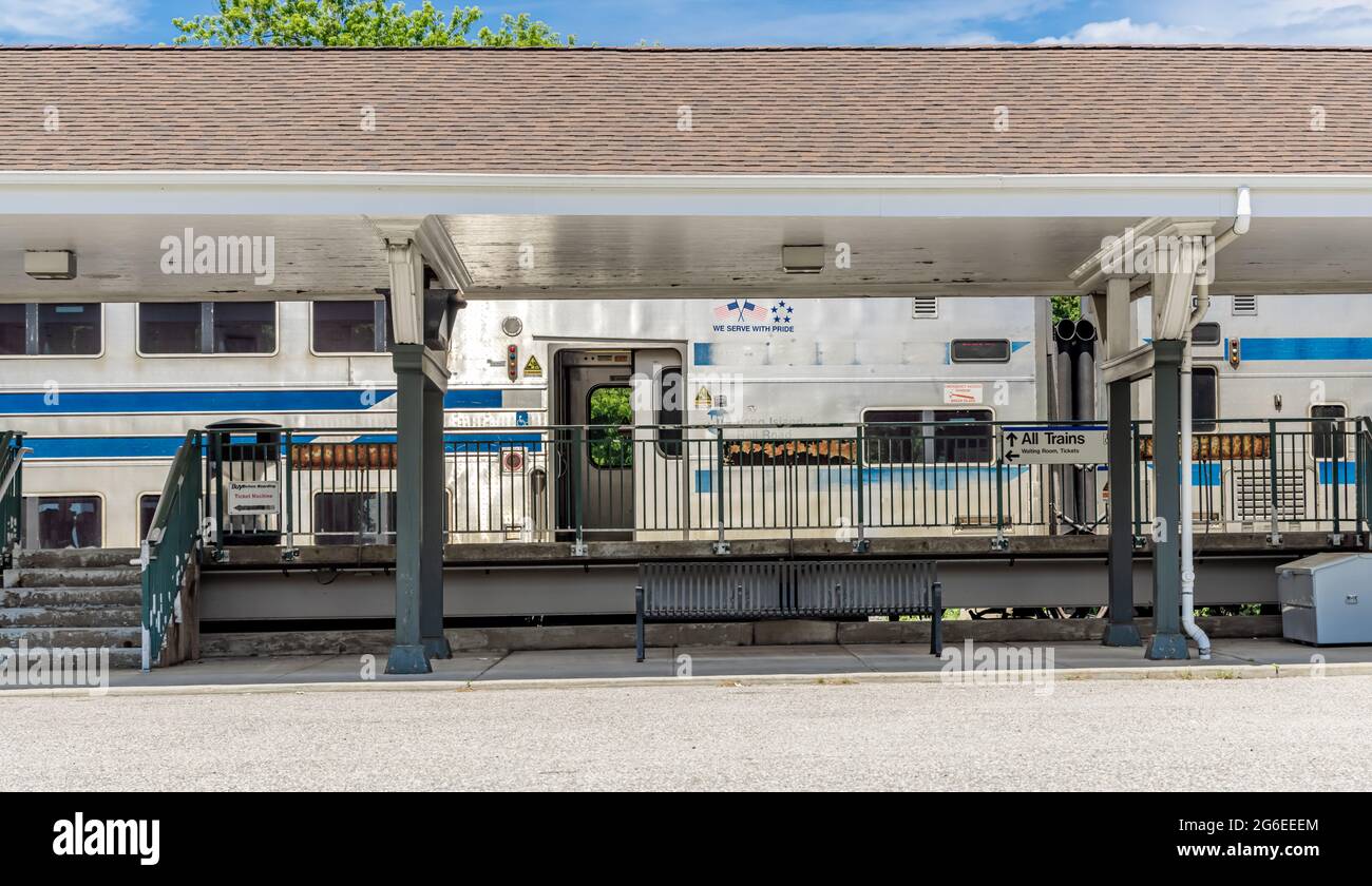 Long Island Rail Road Zug am Bahnhof in Southampton, NY Stockfoto