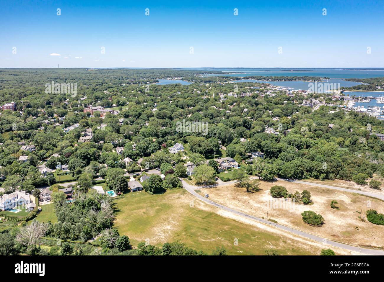 Luftbild des Strandgebiets von Havens, des Hafendorfes und darüber hinaus Stockfoto