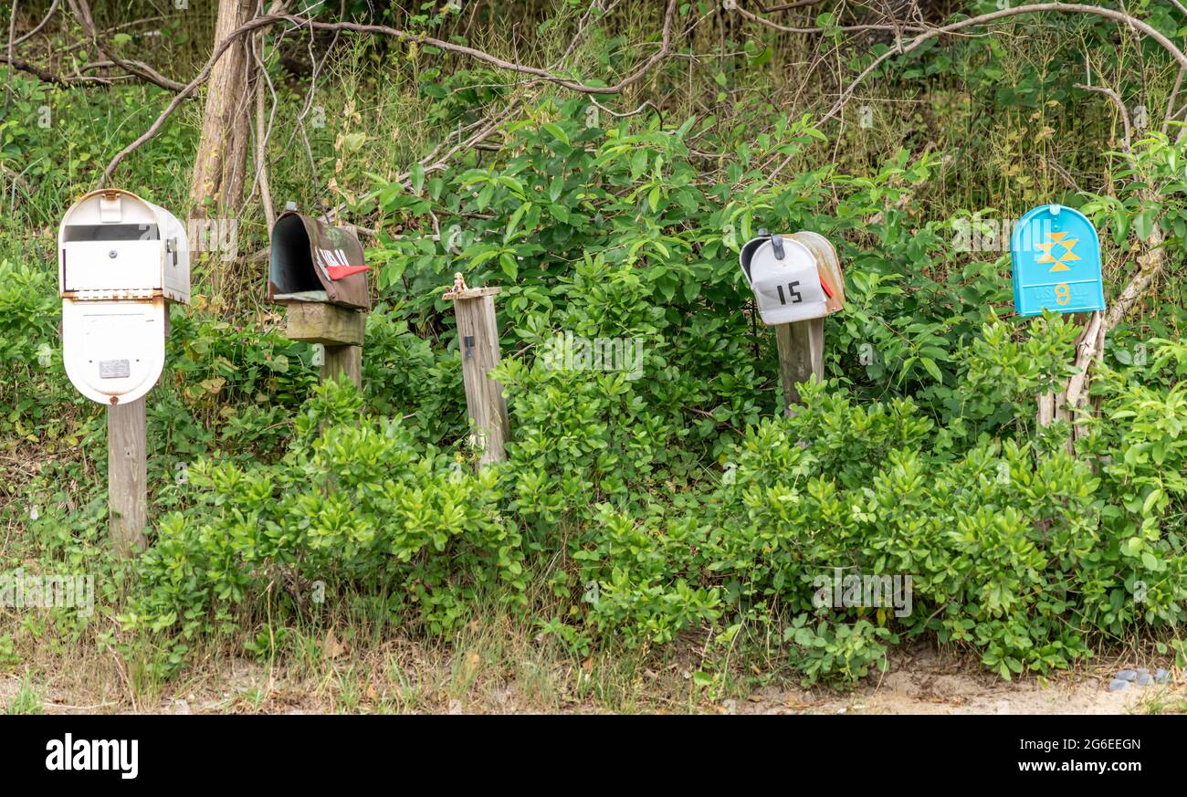 Eine Gruppe alter Mailboxen unter verschiedenen Bedingungen Stockfoto