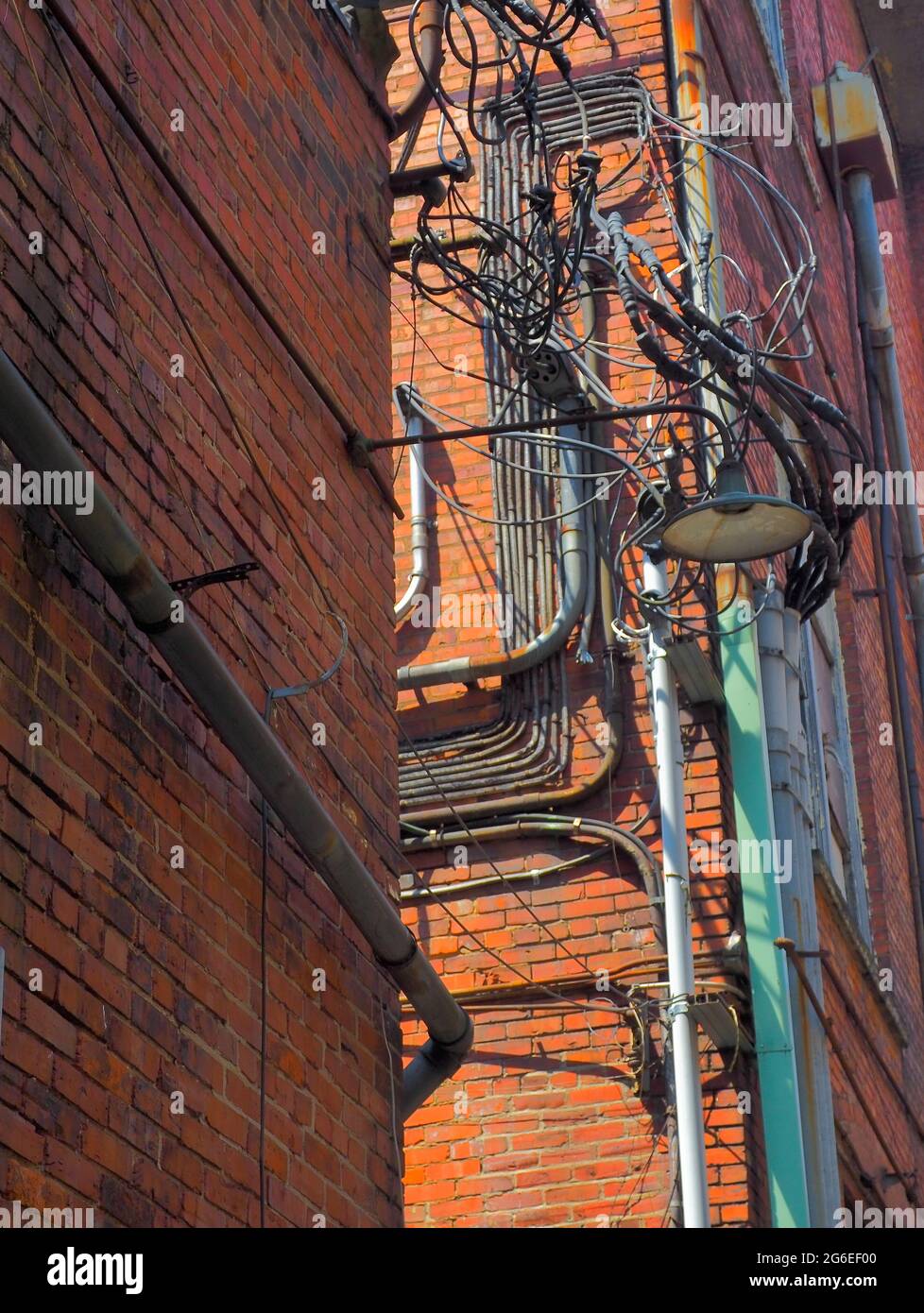 Energieversorgungsunternehmen in einem verlassenen Gebäude Stockfoto