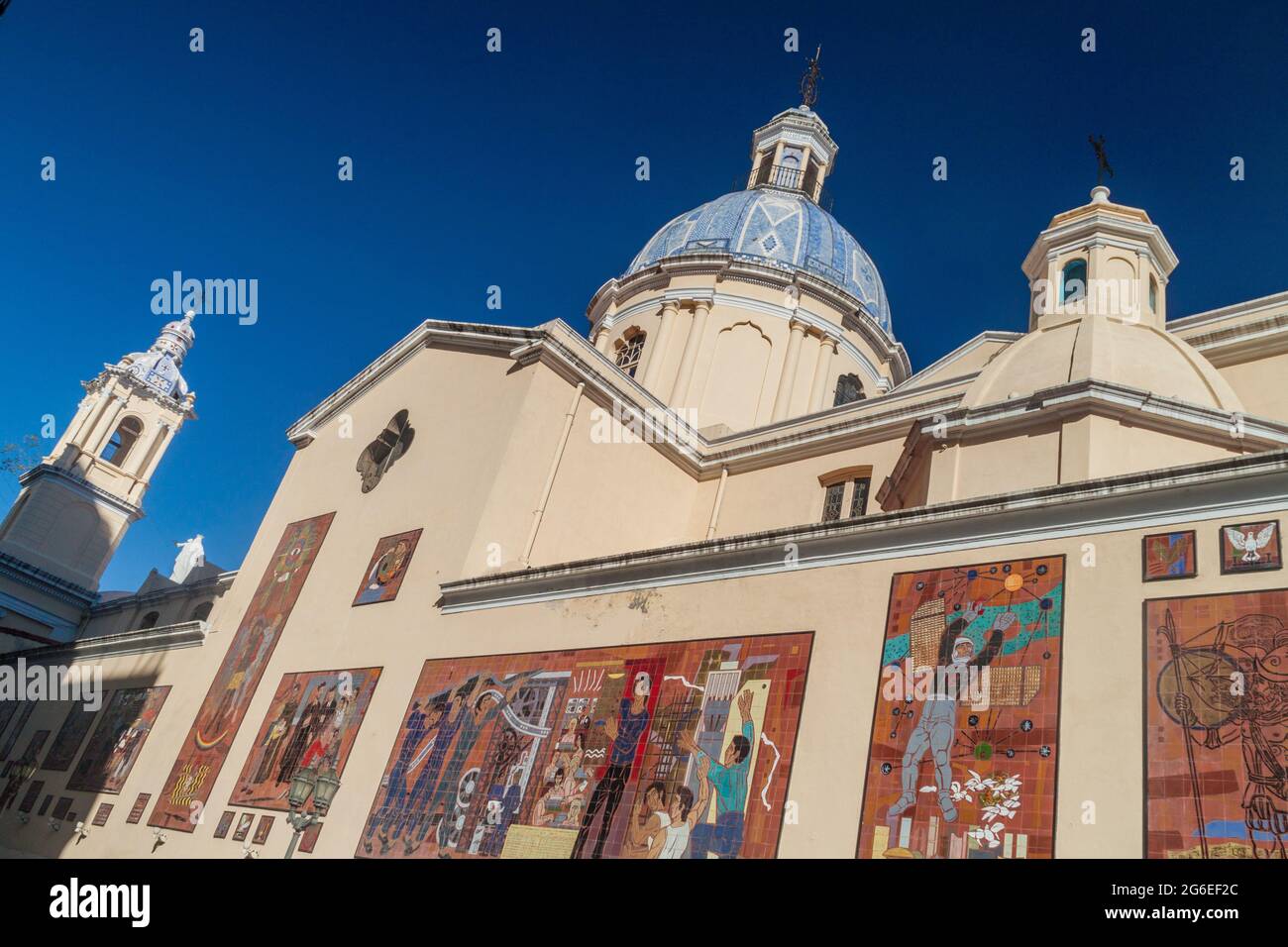 CORDOBA, ARGENTINIEN - 2. APRIL 2015: Dekorierte Wände der Santo Domingo Kirche in Cordoba. Stockfoto