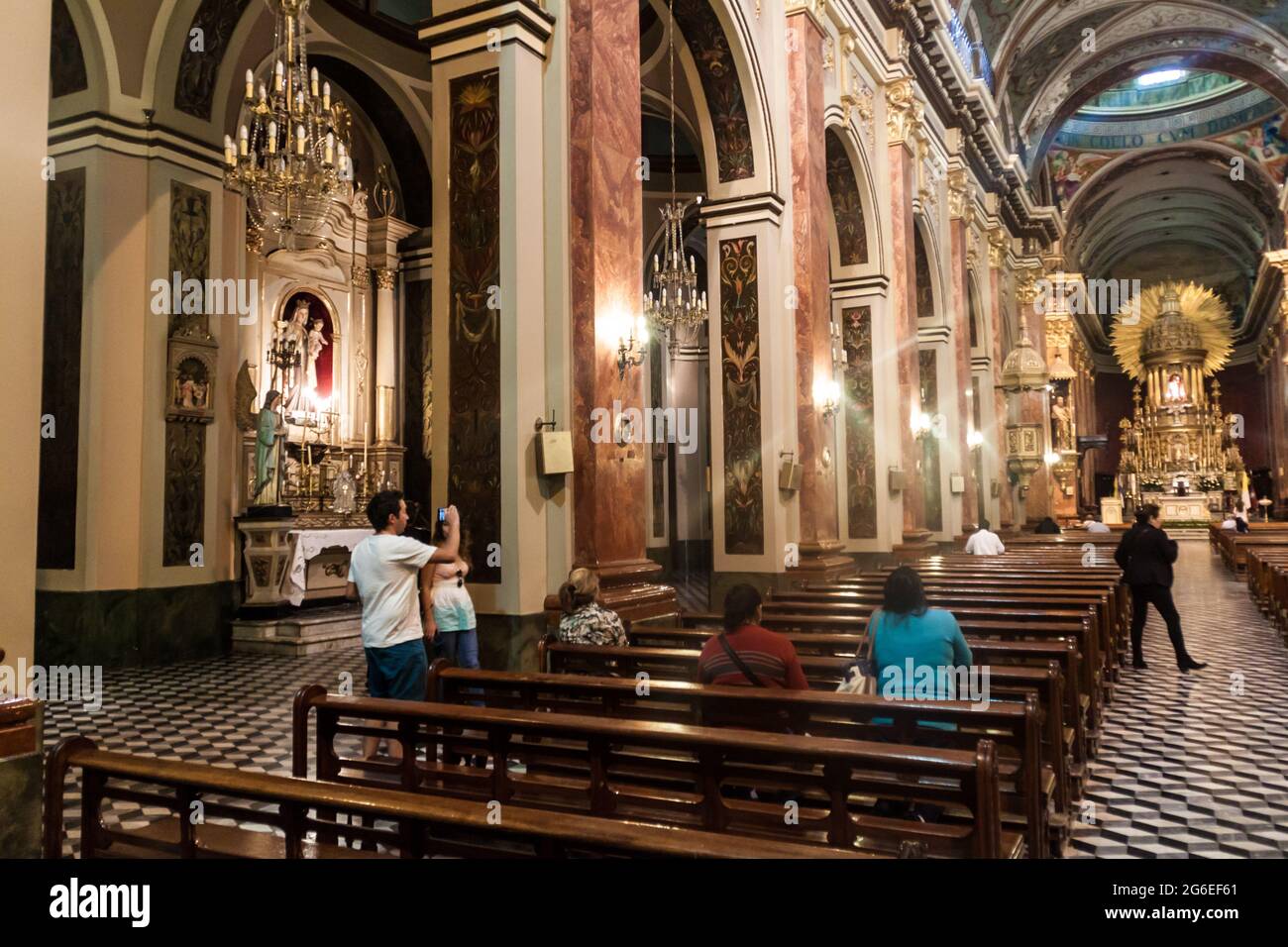 SALTA, ARGENTINIEN - 9. APRIL 2015: Innenraum der Kathedrale Basilika und Heiligtum des Herrn und der Jungfrau des Wunders in Salta, Argentinien. Stockfoto