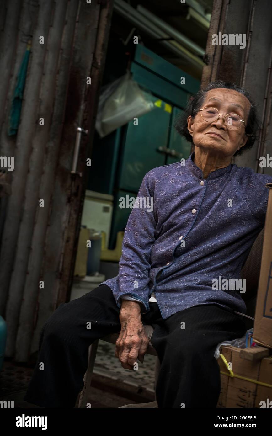 Ehrliches Porträt einer alten Frau in der Altstadt von Sai Kung, New Territories, Hongkong Stockfoto