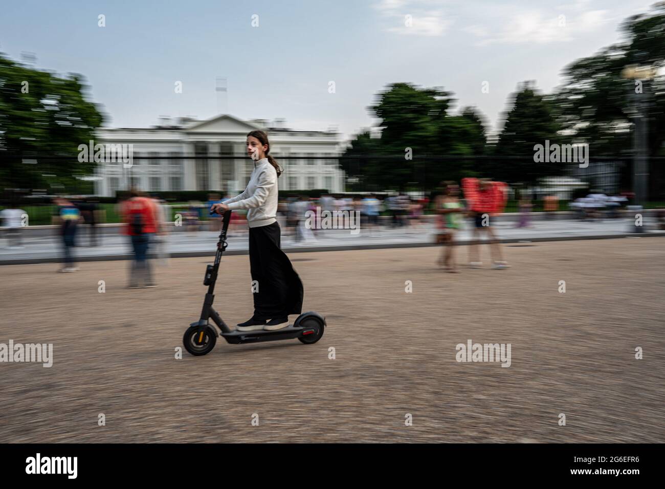 Washington, Usa. Juli 2021. Ein junges Mädchen fährt mit einem Roller vor dem Weißen Haus 5. Juli 2021 in Washington, DC, machen sich die Menschenmassen schnell wieder normalisiert, nachdem sich die Menschen entschieden haben, sich impfen zu lassen. Foto von Ken Cedeno/Sipa USA Credit: SIPA USA/Alamy Live News Stockfoto