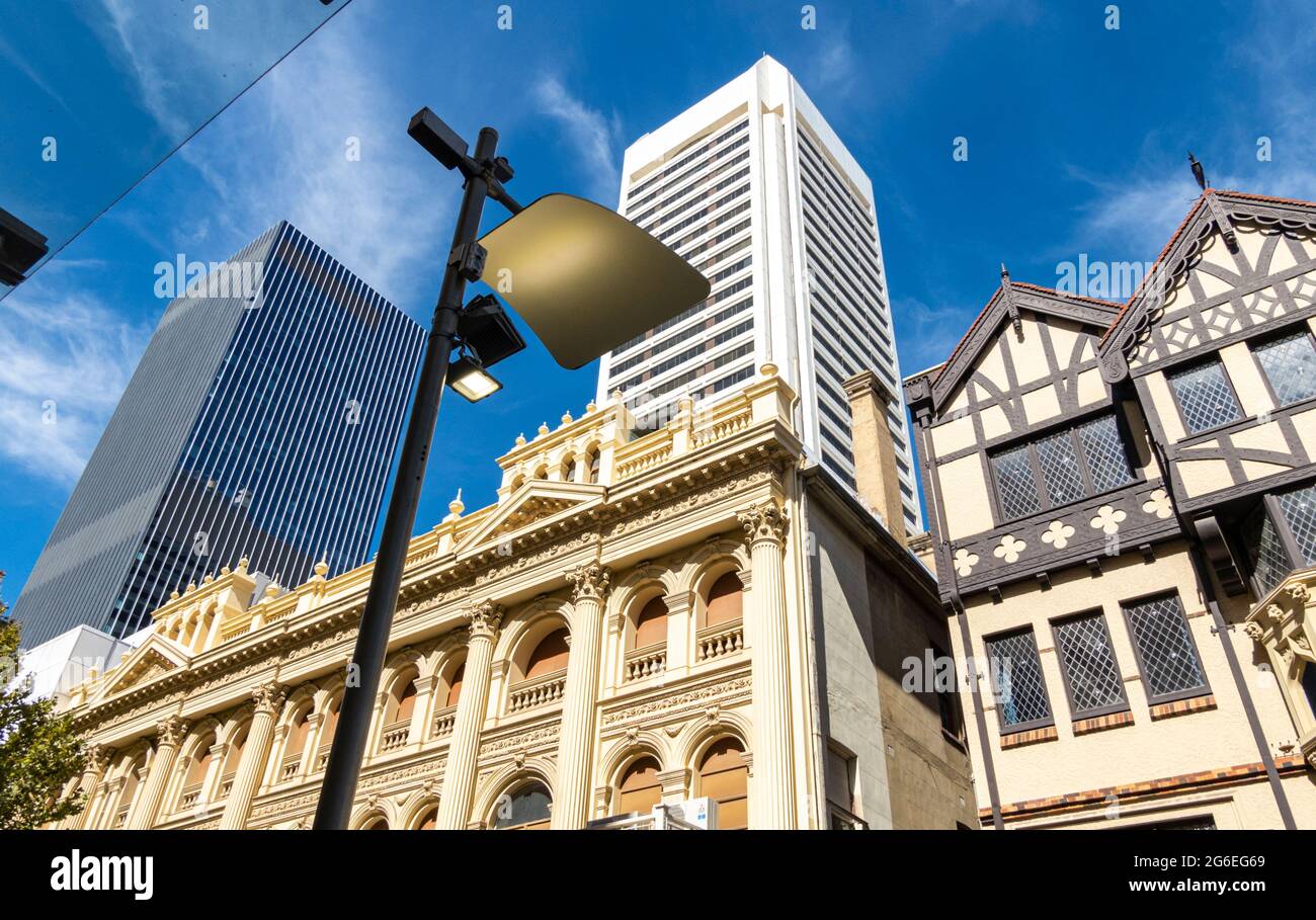 Historisches London Court und Wolkenkratzer im zentralen Geschäftsviertel von Perth, Westaustralien Stockfoto