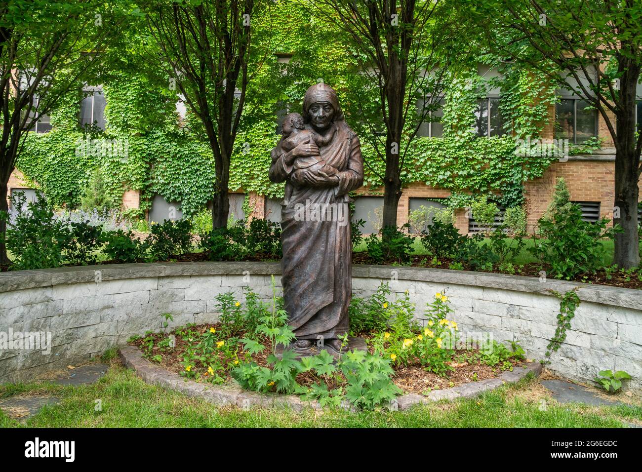 MILWAUKEE, WI, USA - 19. JUNI 2021 -Mutter Teresa von Kalkutta Skulptur auf dem Campus der Marquette University. Stockfoto