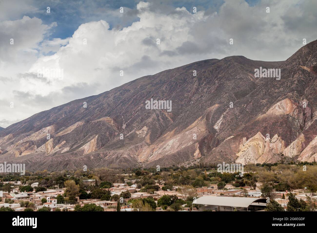 Dorf Maimara unter dem bunten Felsen Paleta del Pintor (Malerpalette) im Tal von Quebrada de Humahuaca, Argentinien Stockfoto