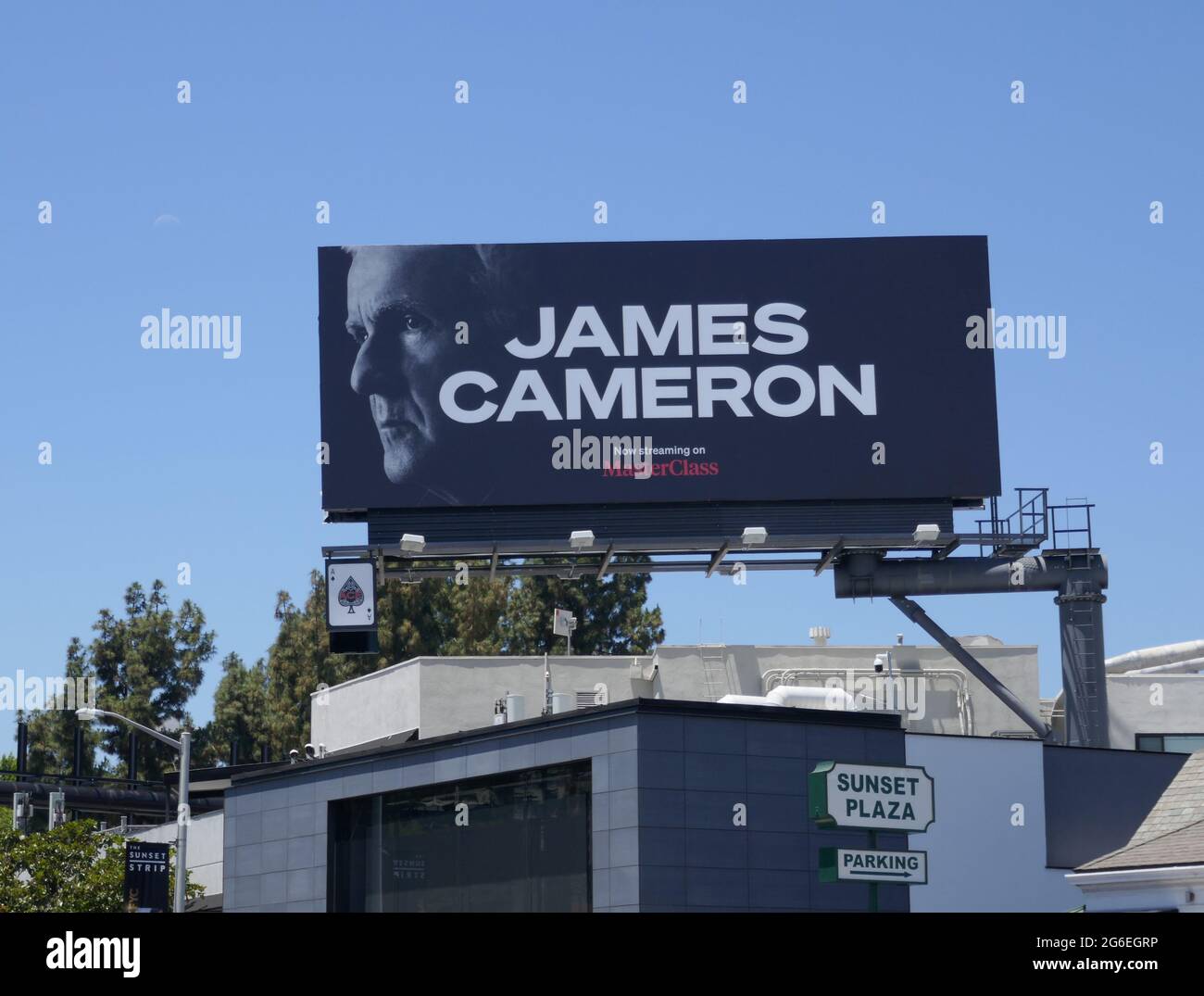 West Hollywood, California, USA 2. Juli 2021 EINE allgemeine Sicht der Atmosphäre von James Cameron Plakatwand am 2. Juli 2021 in West Hollywood, Kalifornien, USA. Foto von Barry King/Alamy Stockfoto Stockfoto