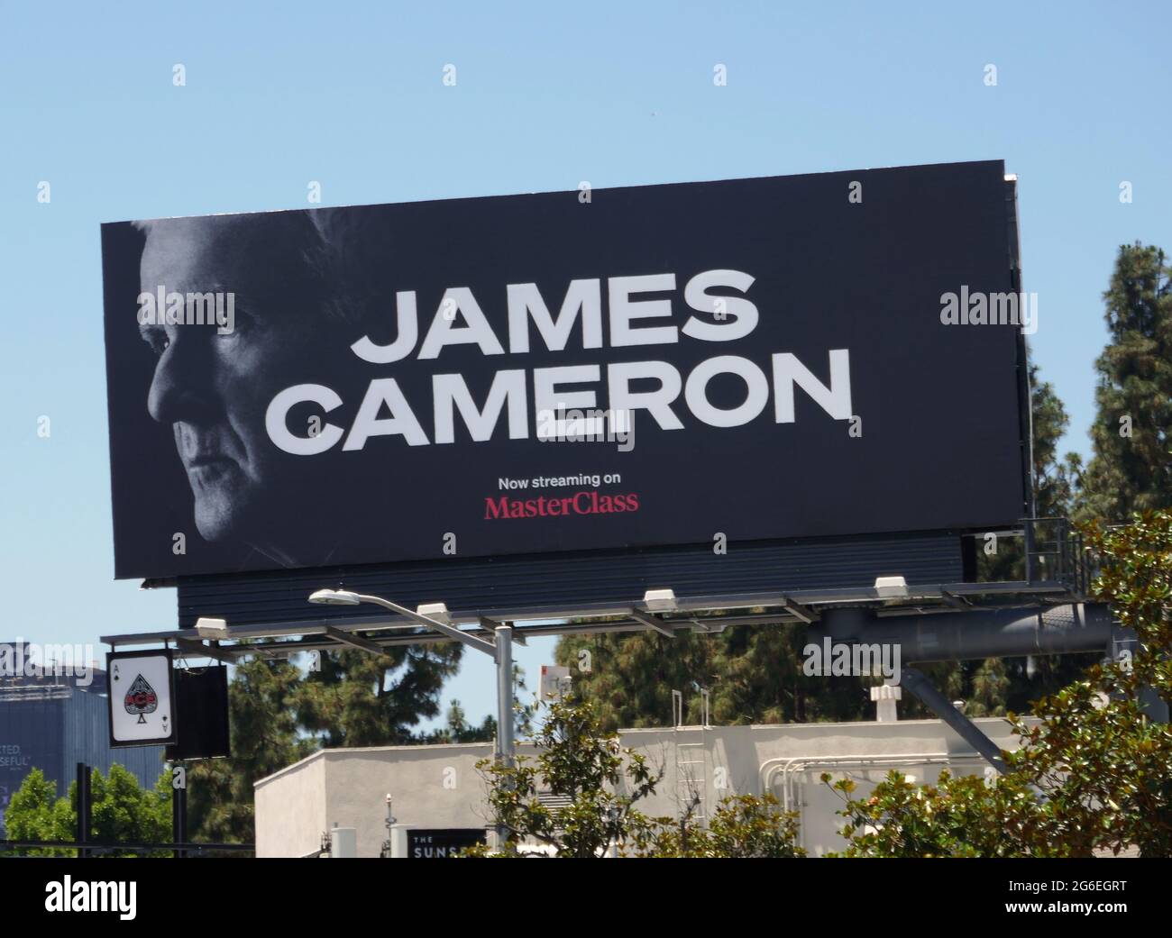 West Hollywood, California, USA 2. Juli 2021 EINE allgemeine Sicht der Atmosphäre von James Cameron Plakatwand am 2. Juli 2021 in West Hollywood, Kalifornien, USA. Foto von Barry King/Alamy Stockfoto Stockfoto