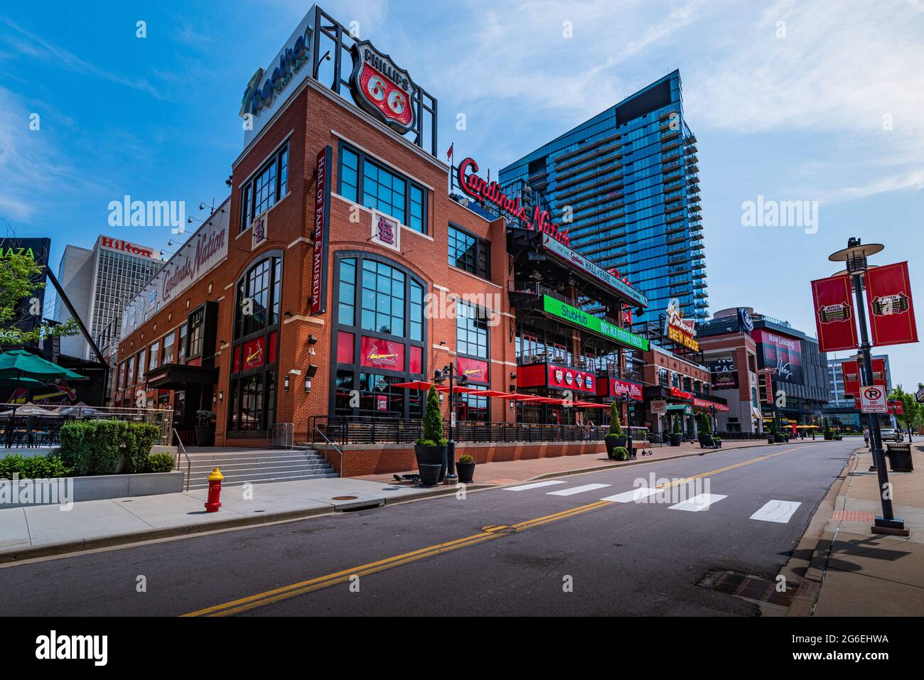 Saint Louis, MO – 5. Juli 2021; Blick auf das Ballpark Village neben dem Busch Stadium, dem Heimstadion des Cardinals MLB-Teams, einem Ort voller Restaurants Stockfoto