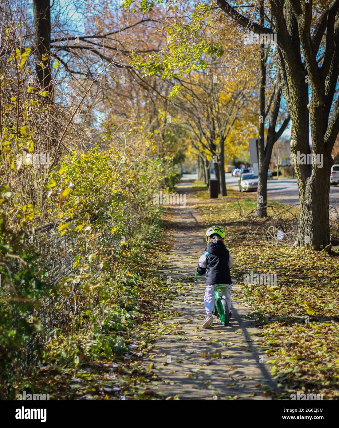Kind auf dem Fahrrad im Herbst Stockfoto