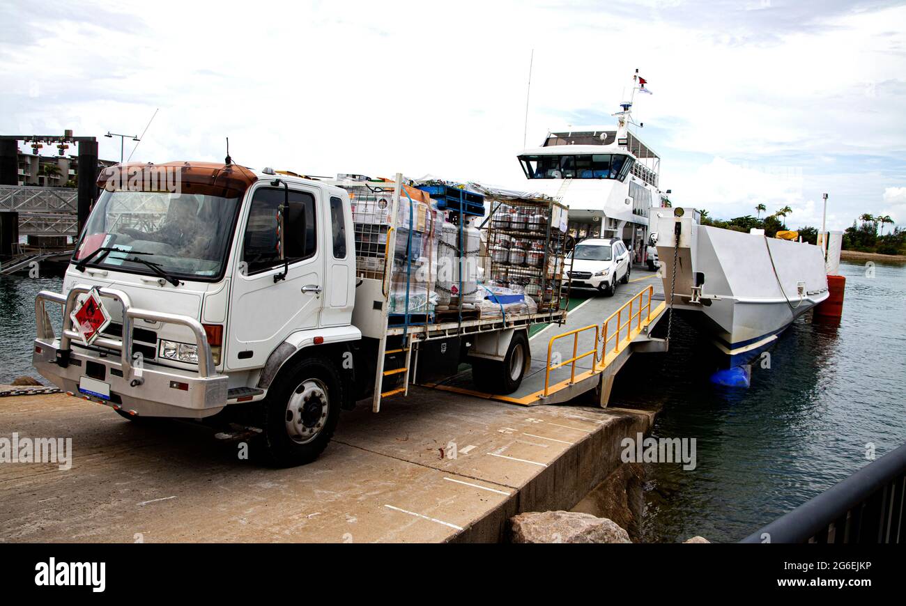 Schwer beladener LKW mit flammender Ladung, der auf der Roll-off-Fähre in Arcadia auf Magnetic Island im Norden von Queensland, Australien, Rollen lässt Stockfoto